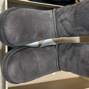 Excellent used size 6 Women’s chocolate brown classic short Ugg boots.